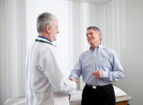 Arzt und zufriedener Patient behandelt Prostatitis