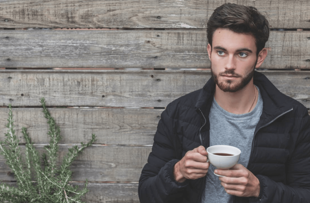 Mann trinkt Tee, um Prostatitis zu verhindern