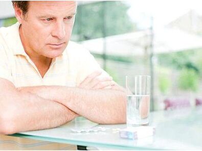 Ein älterer Mann wird wegen Prostatitis behandelt